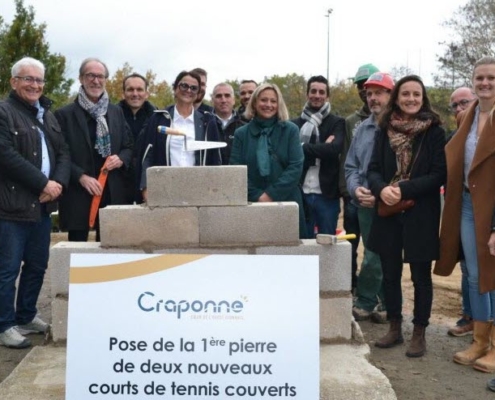 POSE DE LA PREMIÈRE PIERRE DE DEUX NOUVEAUX COURTS DE TENNIS COUVERTS À CRAPONNE : INTERVENTION DES ÉQUIPES SLTP POUR LA DÉMOLITION ET LE TERRASSEMENT