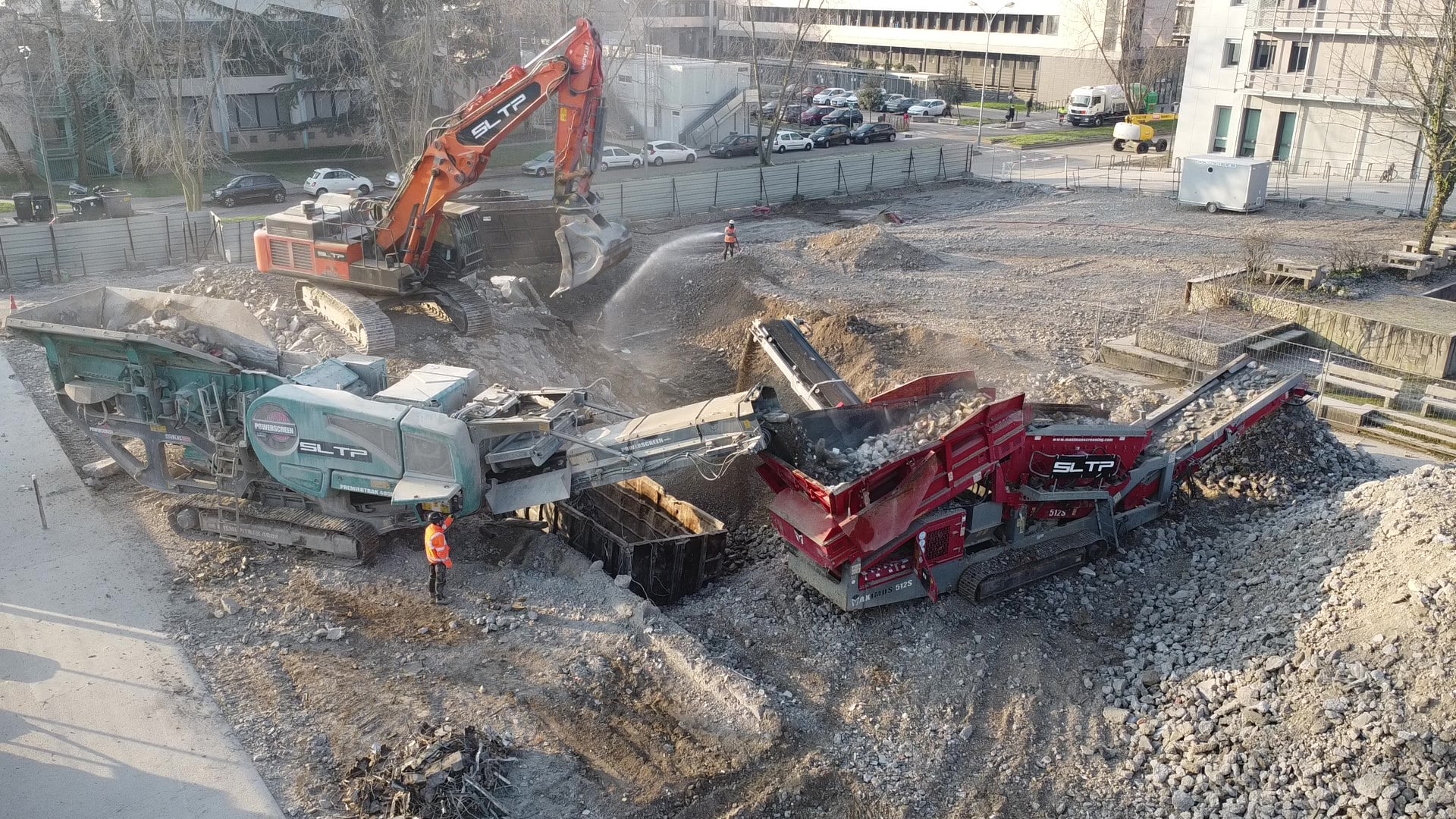 Concassage par les équipes SLTP sur le chantier de démolition Curien à Villeurbanne